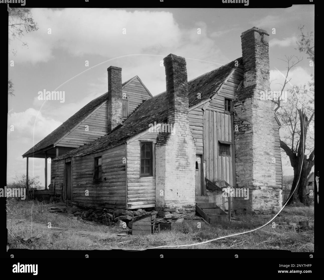 Stoney Point Tavern, Stoney Point, Albemarle County, Virginia. Carnegie Survey of the Architecture of the South. Stati Uniti Virginia Albemarle County Stoney Point, Chimneys, edifici in legno. Foto Stock