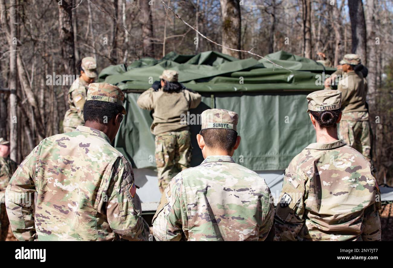 I membri della 375th Quartermaster Company (Field Feeding), HQ, 518th Sostainment Brigade, una delle più recenti unità del 143d Sostainment Command-Expeditionary, hanno recentemente testato le loro competenze a Camp Butner, N.C. in preparazione all'ingresso nel Philip A. Connelly Awards Program, che riconosce l'eccellenza nell'Army Food Service. Foto Stock