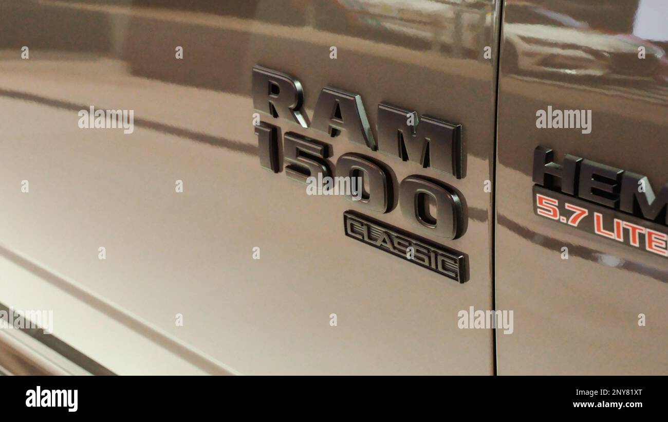 Vista ravvicinata del logo grigio del carrello RAM sul display. Folle che guardano i nuovi modelli di auto a Auto show. National Canadian Auto Show con molte marche di auto Foto Stock Vista ravvicinata del logo grigio del carrello RAM sul display. Folle che guardano i nuovi modelli di auto a Auto show. National Canadian Auto Show con molte marche di auto Foto Stock