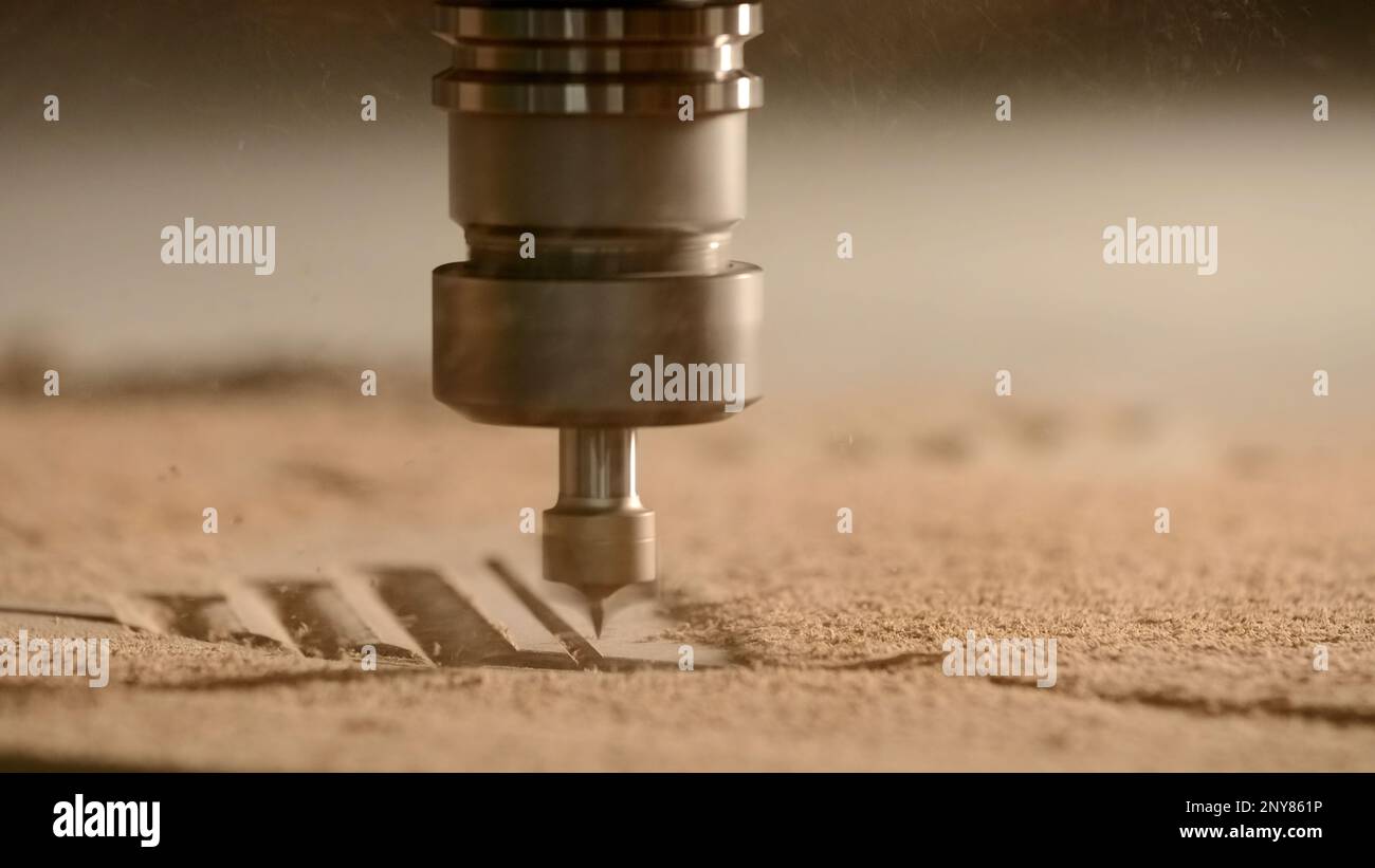 Primo piano estremo di taglio di un disegno all'interno di una tavola di legno con una macchina automatica. Creativo. Concetto di Falegnameria Foto Stock