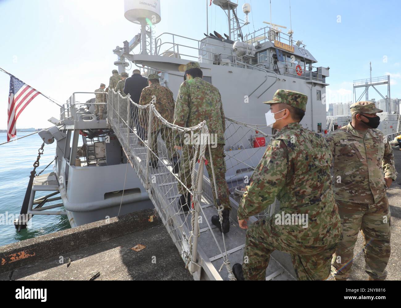 Un gruppo di leader della forza di autodifesa di terra del Giappone fa un giro negli Stati Uniti Nave di servizio per imbarcazioni di atterraggio dell'esercito a Yokohama North Dock, Giappone, 25 gennaio 2023, nell'ambito di un evento di familiarizzazione organizzato dal 10th Support Group. Foto Stock