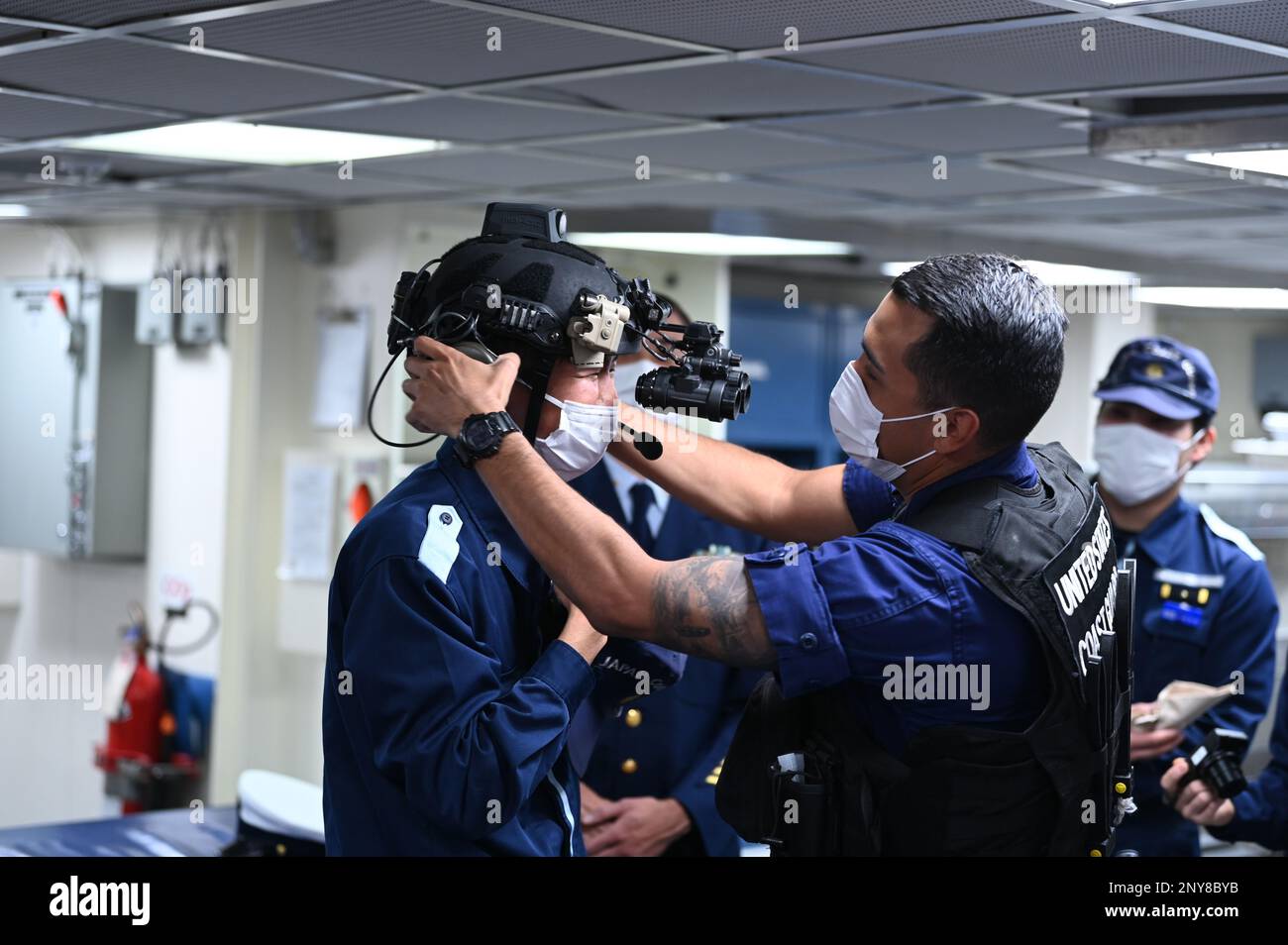 Gli addetti ai servizi della Guardia Costiera del Giappone provano le attrezzature di applicazione della legge durante un tour del Cutter Kimball della Guardia Costiera (WMSL 756) durante la chiamata portuale di più giorni di Kimball a Kagoshima, Giappone, 13 febbraio 2023. L'equipaggio di Kimball si trova a Kagoshima per condurre una formazione congiunta e scambi professionali con i membri della Guardia Costiera giapponese, ampliando un memorandum di cooperazione firmato nel 2022 tra i due servizi marittimi che hanno istituito l'operazione SAPPHIRE, un'operazione perpetua per rafforzare le relazioni, aumentare gli impegni bilaterali; E concentratevi sul mantenimento di un Indo-Pacific libero e aperto. STATI UNITI Costa Gua Foto Stock