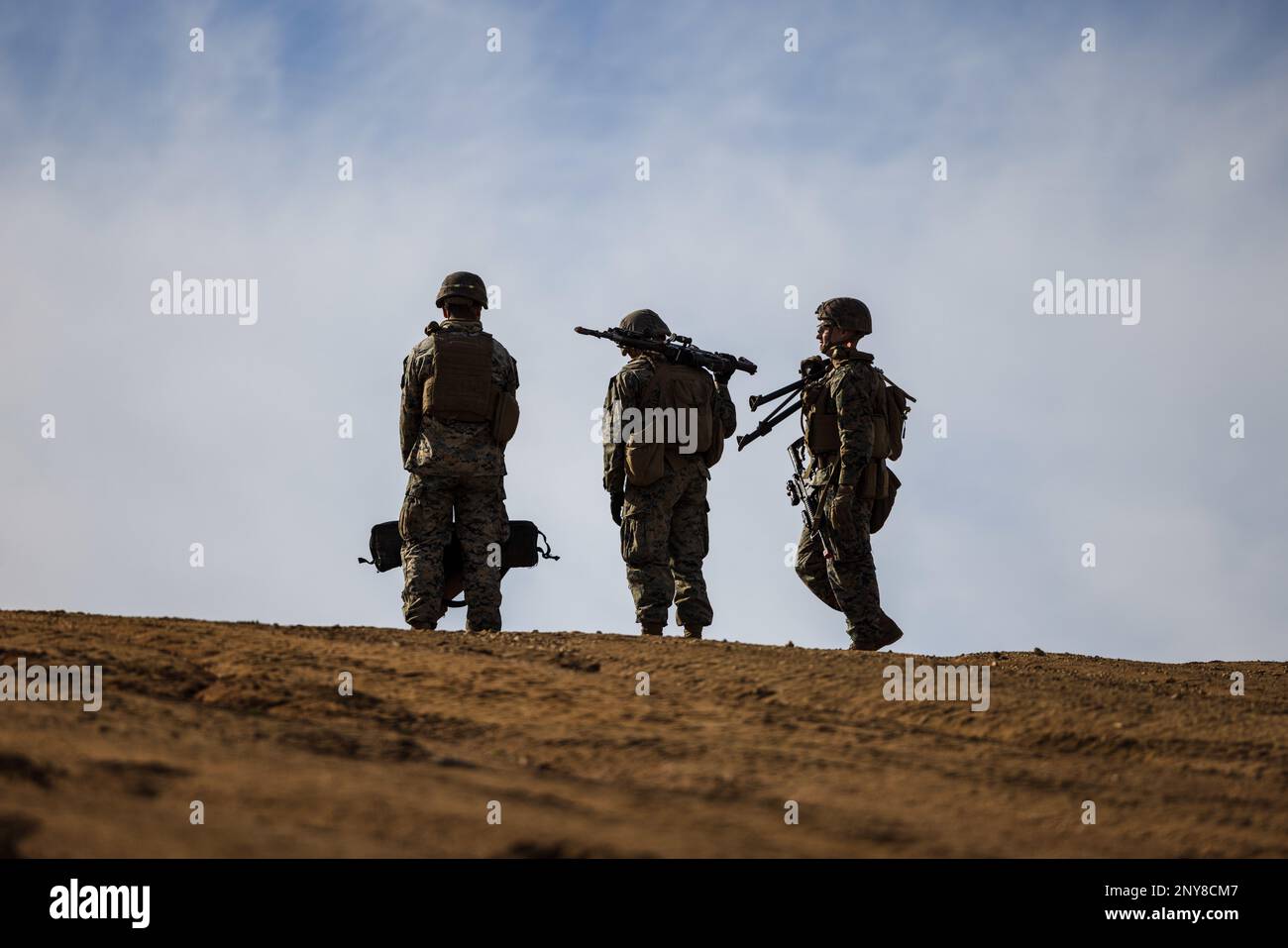 STATI UNITI Marines with Tango Battery, 5th Battaglione, 11th Marine Regiment, 1st Marine Division, si preparano a creare un punto di controllo durante l'esercizio invernale di fuoco del battaglione sulla base del corpo dei Marine Camp Pendleton, California, 2 febbraio 2023. L'esercizio è stato utilizzato per testare le capacità di comando e controllo del battaglione. Foto Stock