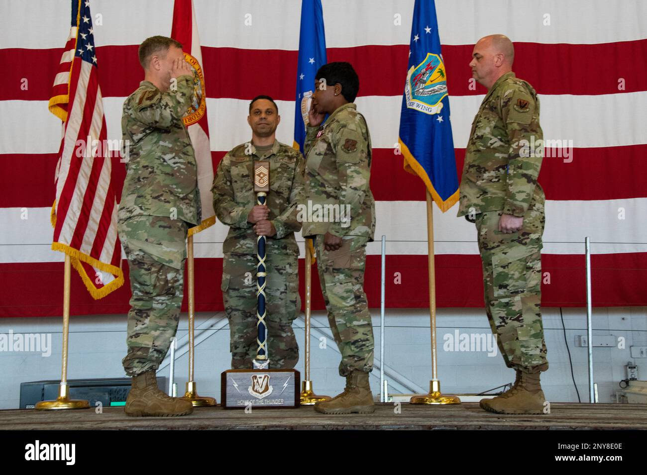 STATI UNITI George H. Downs, comandante della 125th Fighter Wing, passa il martello cerimoniale agli Stati Uniti David Hogan, 125th Comandante dell'Ala combattente durante una cerimonia di cambio di responsabilità, 4 febbraio 2023, alla base della Guardia Nazionale aerea di Jacksonville, Florida. Il passaggio del martello rappresenta il passaggio di autorità del comandante capo sergente per l'ala. Durante la cerimonia, ex capo comando ala, Stati Uniti Angella Beckom, Capo dell'Aeronautica militare, per la prima volta passò il martello a Downs. Foto Stock