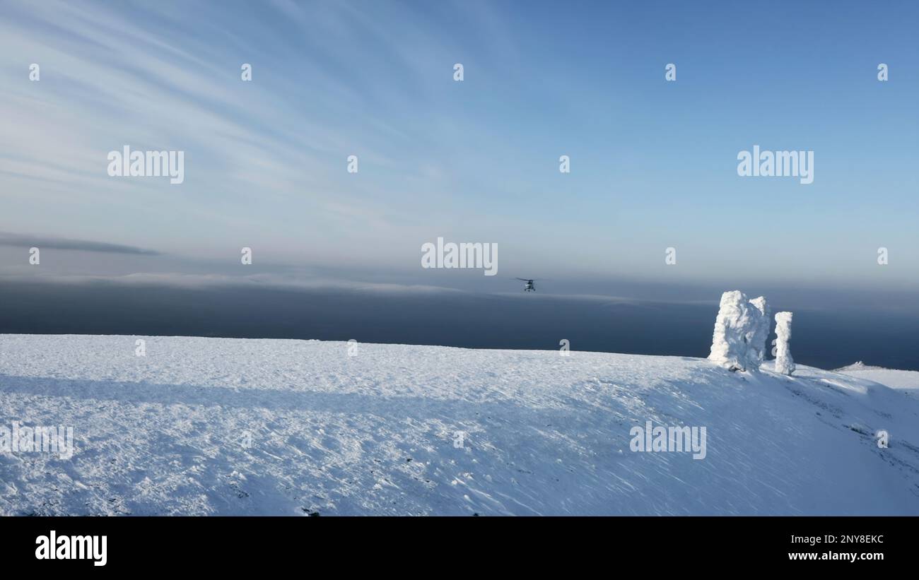 Vista aerea su blocchi di pietra ricoperti di neve e valle bianca. Fermo. Manpupuner in inverno su uno sfondo blu cielo Foto Stock