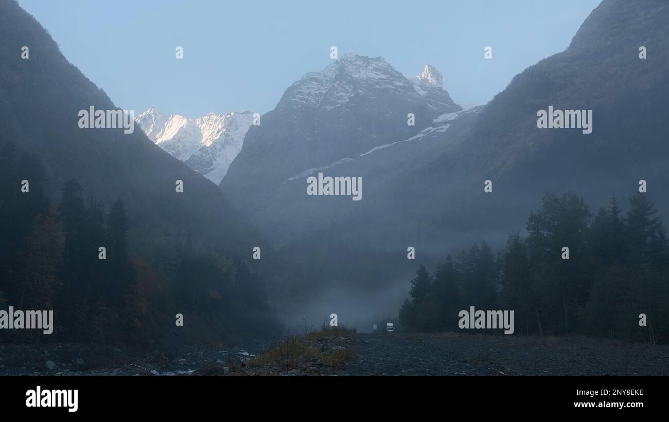 Vista pittoresca di una gola tra le montagne. Creativo. Bellezza della natura e delle montagne con la foresta Foto Stock