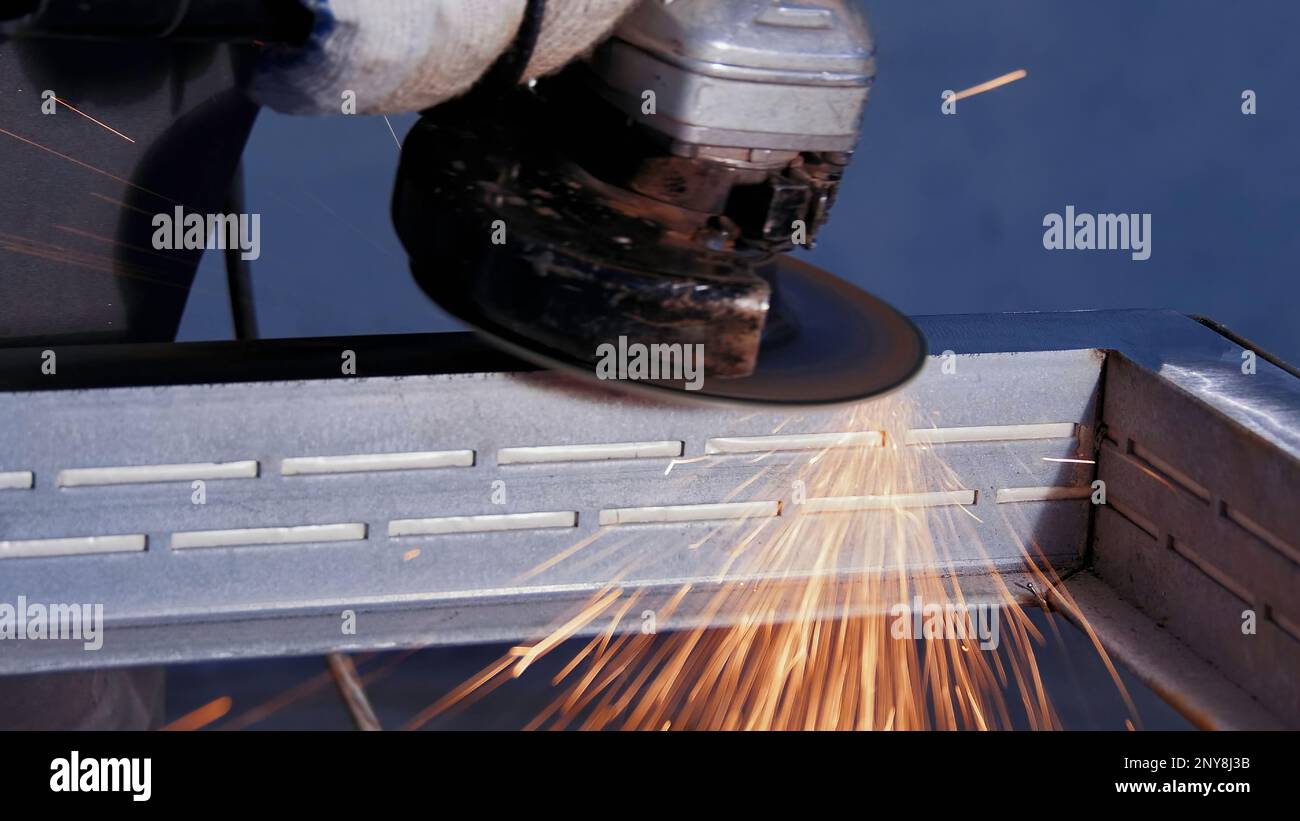 Rettificatrice per metalli CNC. Media. Rendere la parte in acciaio liscia per lucidare, smerigliando un pezzo in metallo. Lavorazione dei metalli, industriale, attrezzature, tecnologia, m Foto Stock