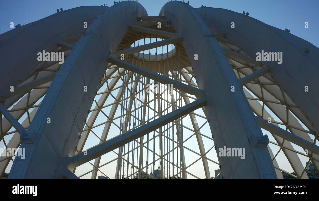 Cupola bianca intagliata di un edificio cittadino. Riprese in stock. Vista aerea di un tetto di forma rotonda di un edificio Foto Stock