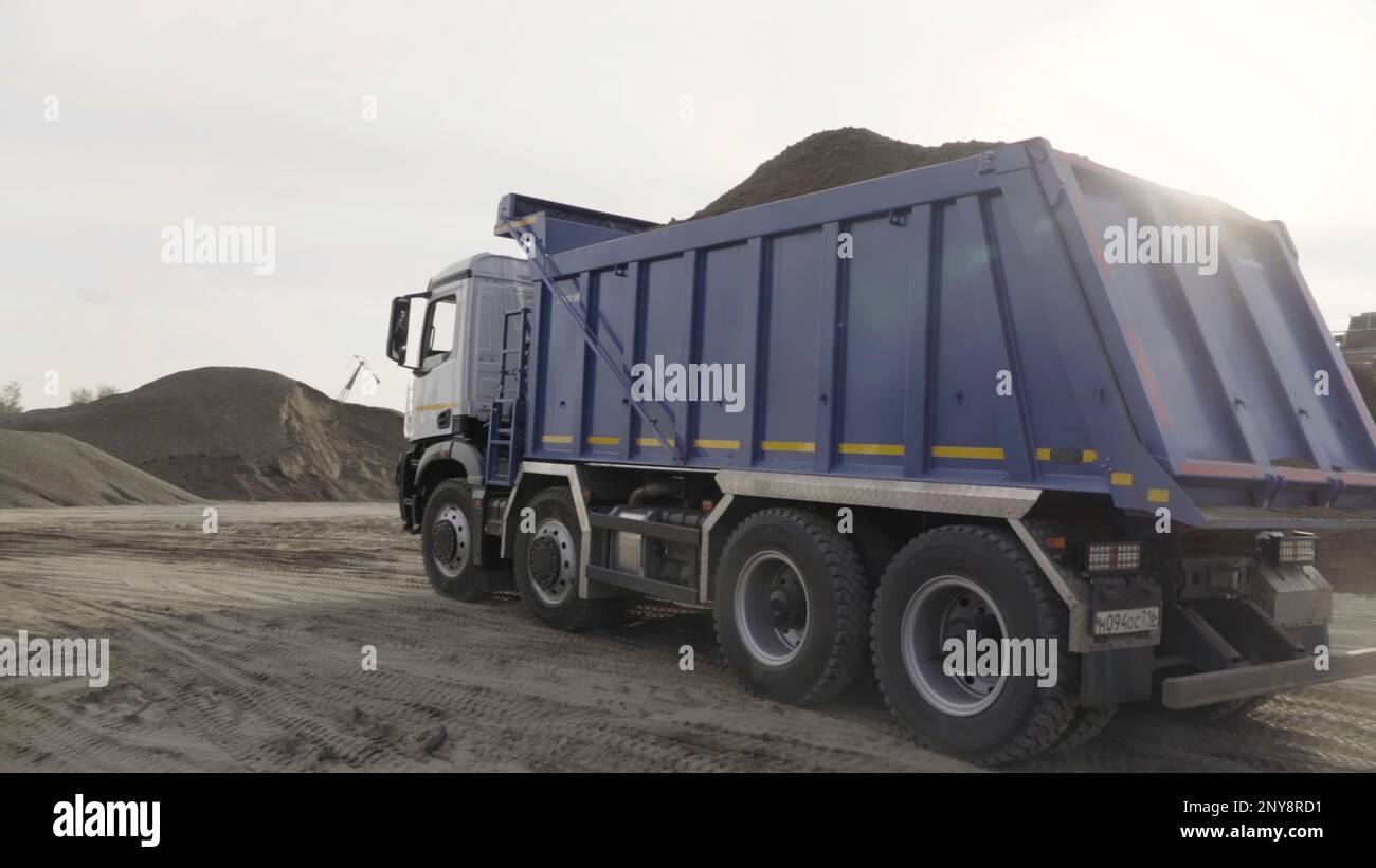 Dumper per attività minerarie nella cava di sabbia. Scenografia. Background industriale nella cava o nel cantiere Foto Stock