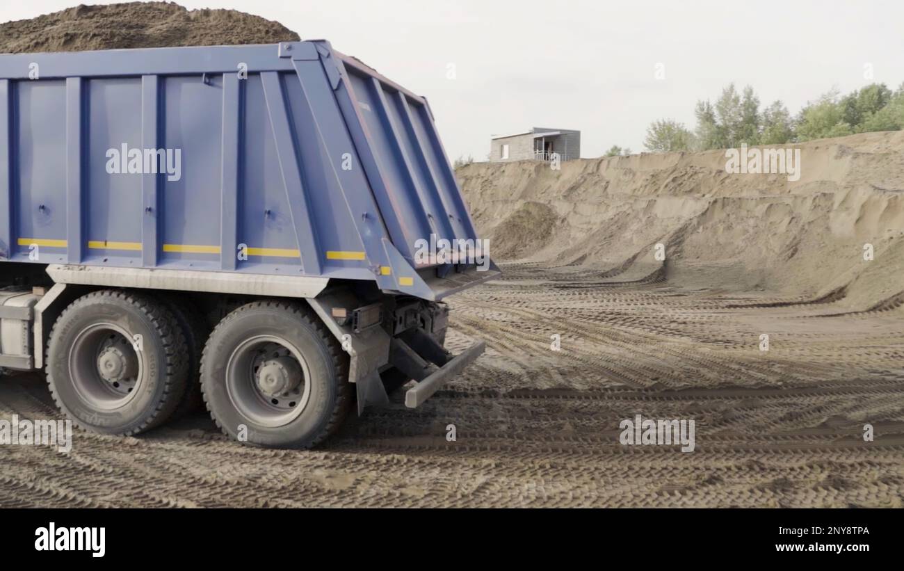Dumper per attività minerarie nella cava di sabbia. Scenografia. Background industriale nella cava o nel cantiere Foto Stock