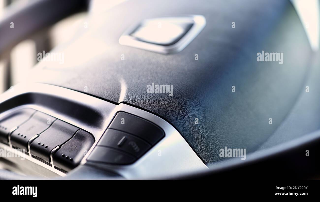 Mano maschio che tocca una ruota grande del camion. Scenografia. Concetto di macchinario Foto Stock