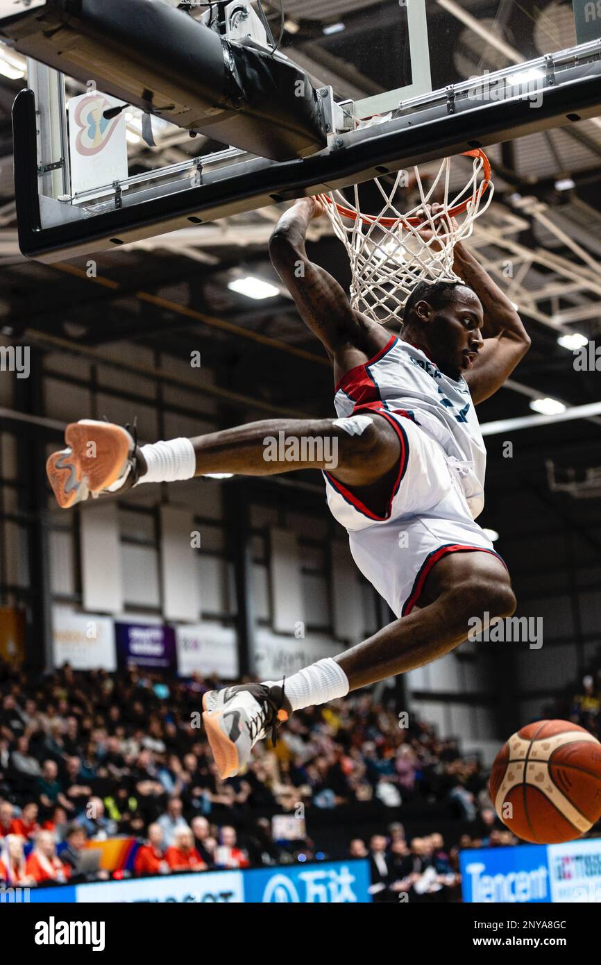 GB Mens Basketball team perde in Belgio 59- 88 in un qualificazione FIBA World Cup alla Newcastle Vertu Arena il 24 febbraio 2023. Il capitano del GB Carl Whittle fa un'inzuppata di palla. copyright caroljmoir/Alamy Foto Stock