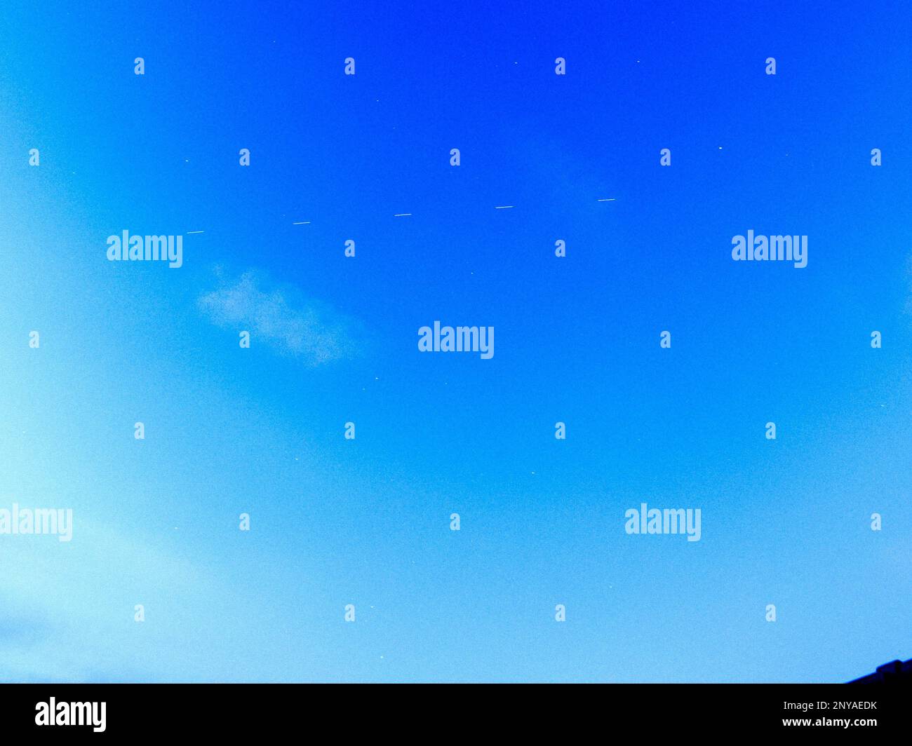 Sheerness, Kent, Regno Unito. 2nd Mar, 2023. Il lancio della NASA SpaceX Crew 6 visto nel cielo mattutino sopra Sheerness, Kent. Immagine composita - la linea tratteggiata bianca mostra il percorso attraverso il cielo. Credit: James Bell/Alamy Live News Foto Stock