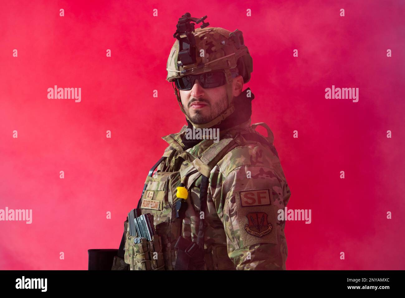 Senior Airman Armando Irizarry Feliciano, 99th Air base Wing forze di sicurezza Squadron, attende gli ordini durante un'operazione per la bandiera rossa 23-1 a Rachel, Nevada, 1 febbraio 2023. Questo contingente di forze di sicurezza è costituito sia da agenti di servizio sia da agenti di servizio attivi. Foto Stock