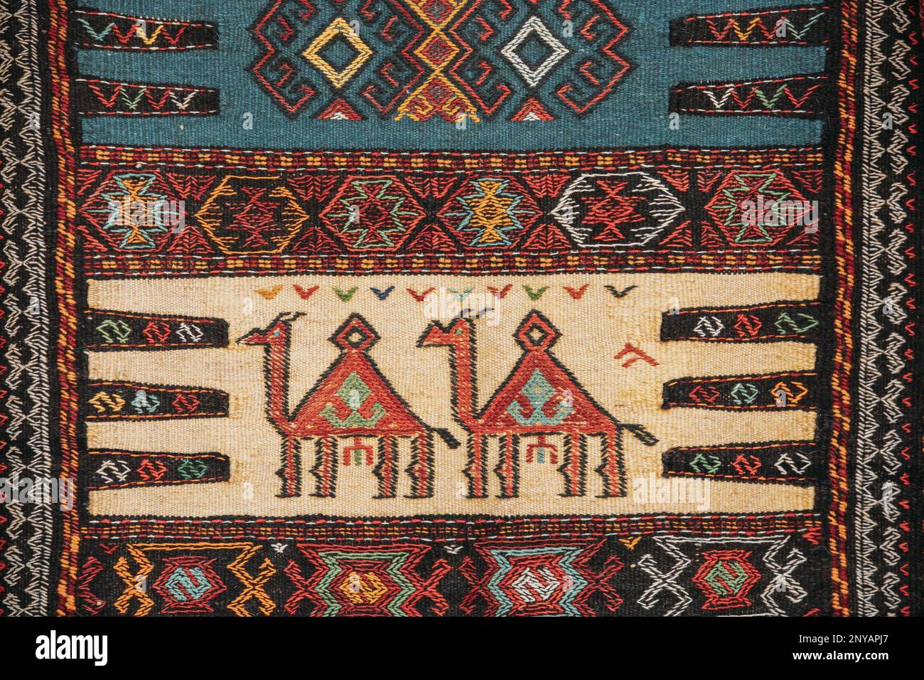 Tappeto Mosaico orientale colorato con ornamento tradizionale Folk Animal. Tappeto a motivi geometrici. Parte del tappeto Orientale. Primo piano immagine di tessuto fatto a mano Foto Stock