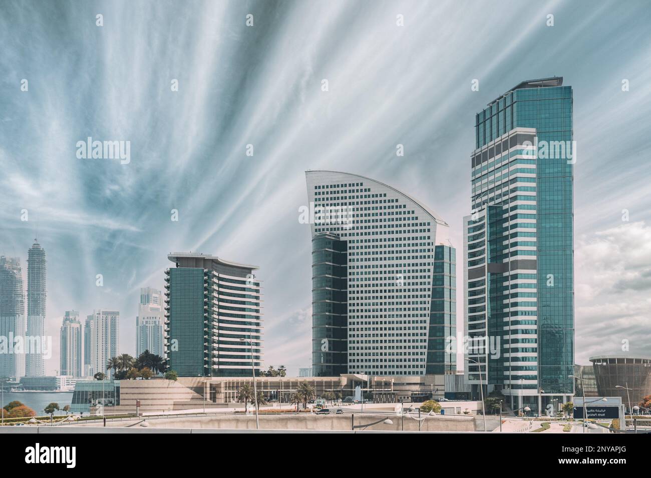 Vista degli alti edifici del quartiere residenziale di Dubai Marina nelle giornate di sole. Sfondo urbano. Cielo alterato. Foto Stock