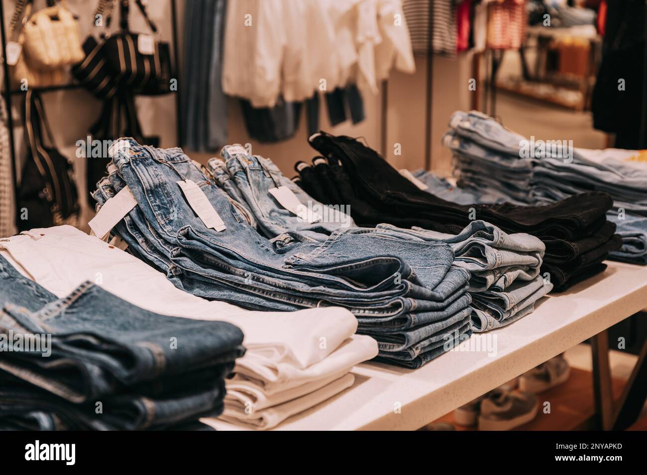 Stack di jeans su scaffali in Store of Shopping Center. Shelf display in negozio centro commerciale. Negozio del centro commerciale. Vendita al dettaglio. Foto Stock