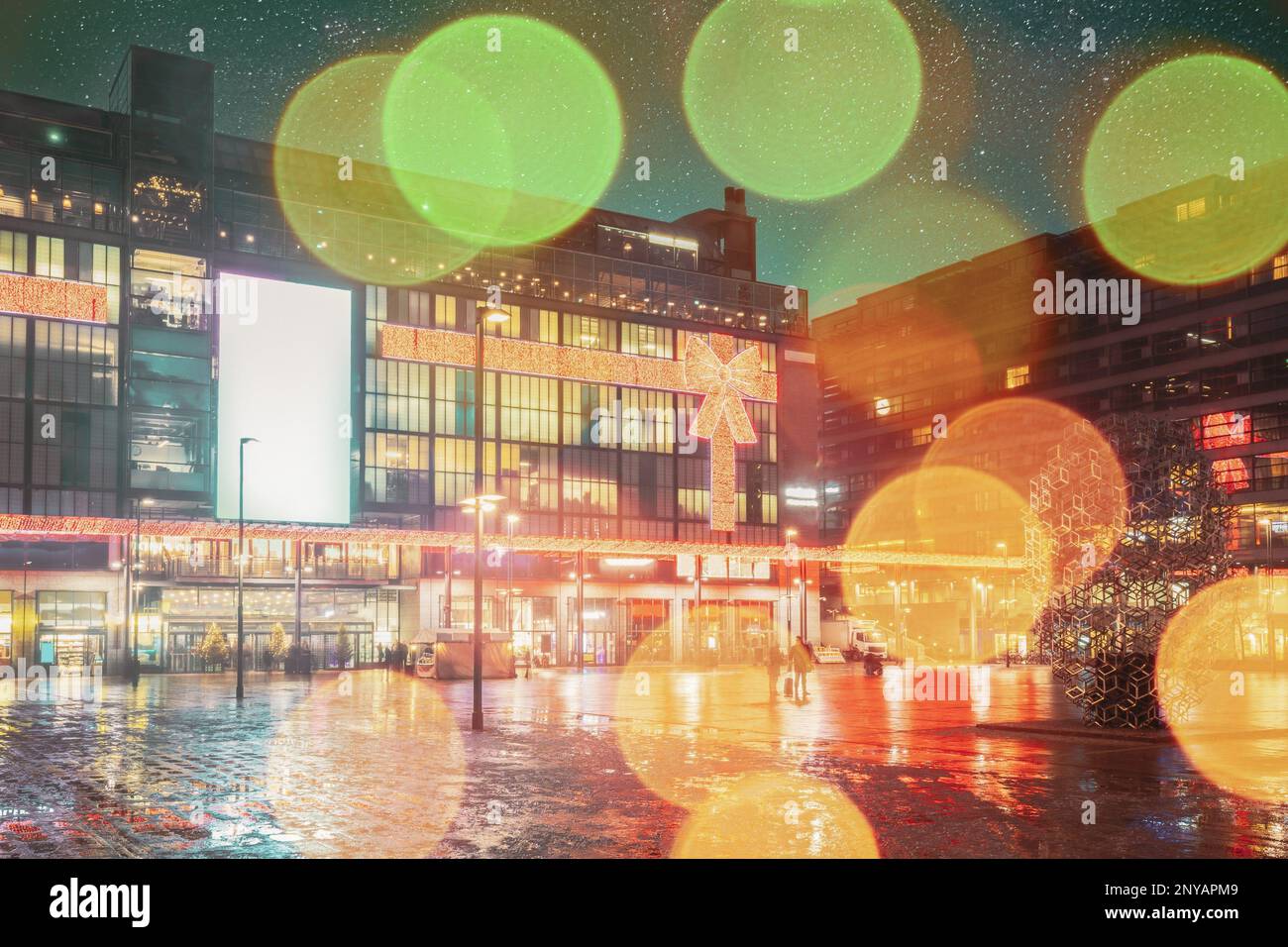 Helsinki, Finlandia. Effetto Bokeh Vista sul centro commerciale di notte illuminazione serale. Vista su Boke Blured. Foto Stock