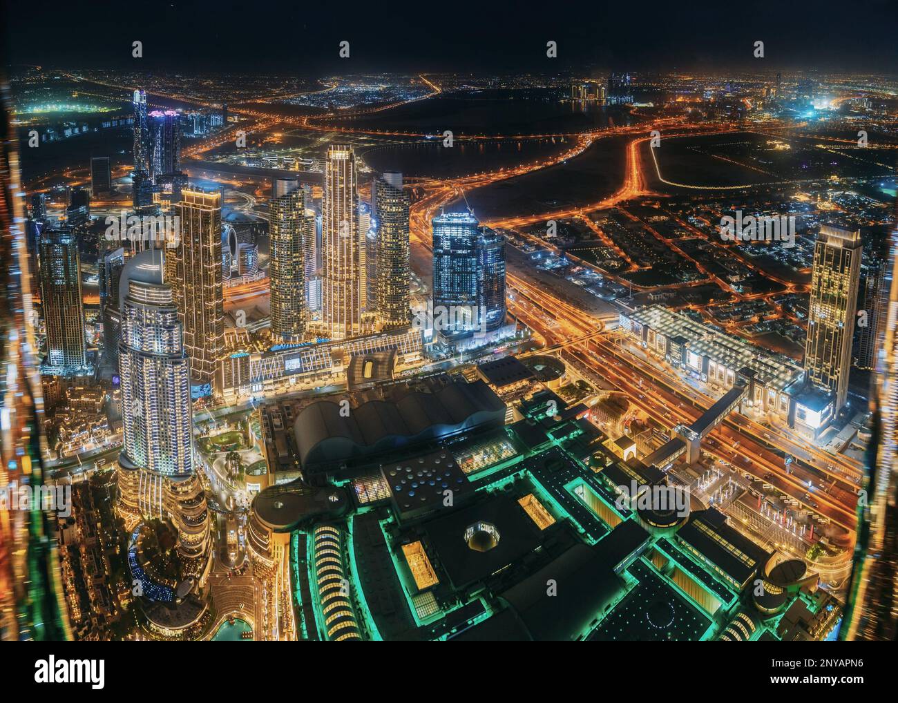 Vista aerea delle illuminazioni notturne Vista panoramica del grattacielo di Dubai. Traffico notturno di strada nello skyline di Dudai. Sfondo urbano di Dubai, Emirati Arabi Uniti, Foto Stock