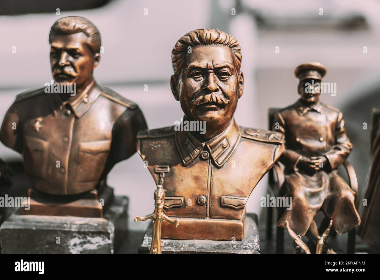 Leader sovietico Josef Stalin. Concetto di nostalgia per l'Unione Sovietica. Figurine in bronzo in miniatura di Joseph Stalin. Foto Stock