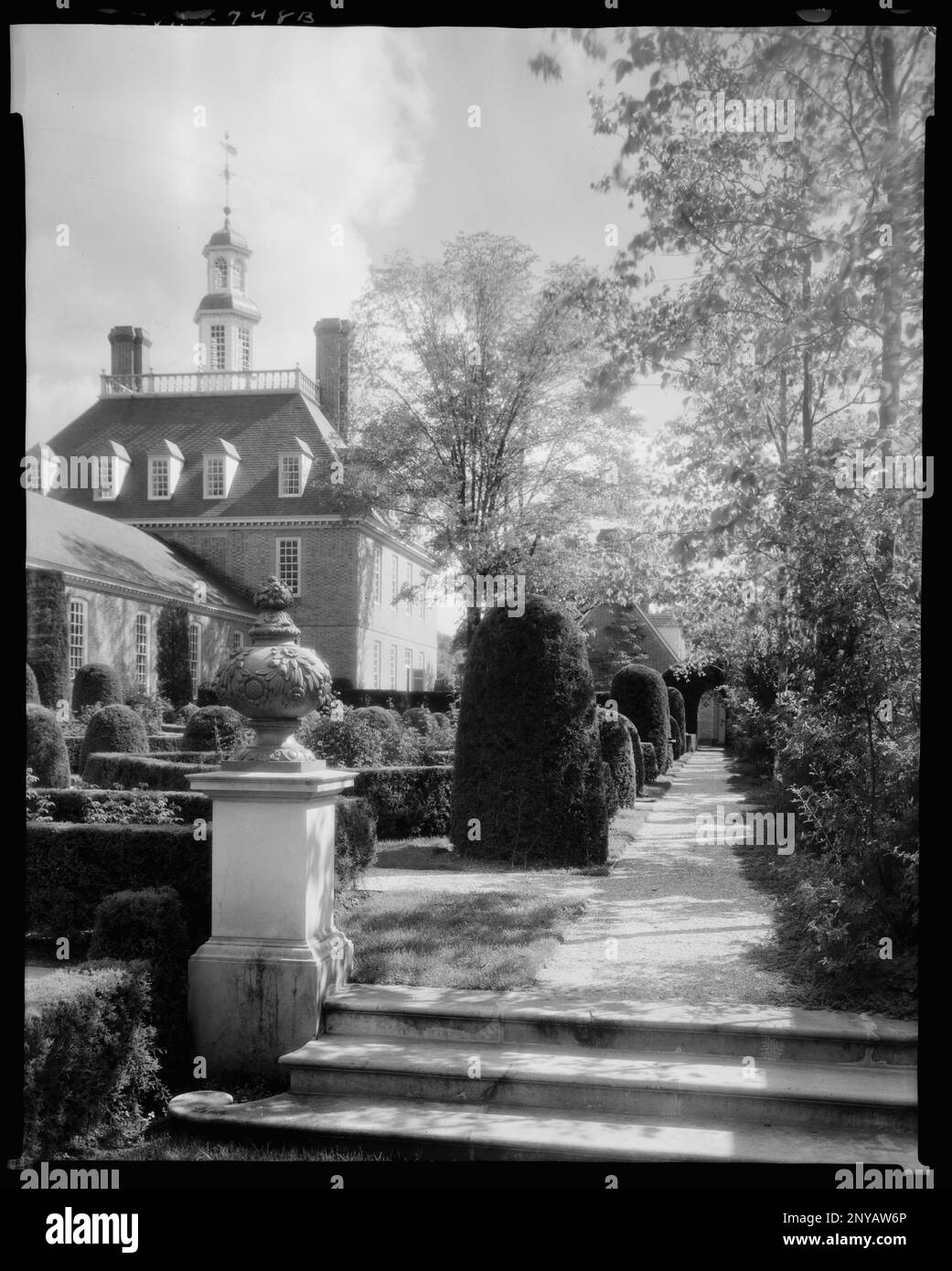 Palace Gardens, Williamsburg, James City County, Virginia. Carnegie Survey of the Architecture of the South. Stati Uniti Virginia James City County Williamsburg, scultura, giardini, passerelle, Wings , Divisioni di edifici, palazzi, edifici storici. Foto Stock