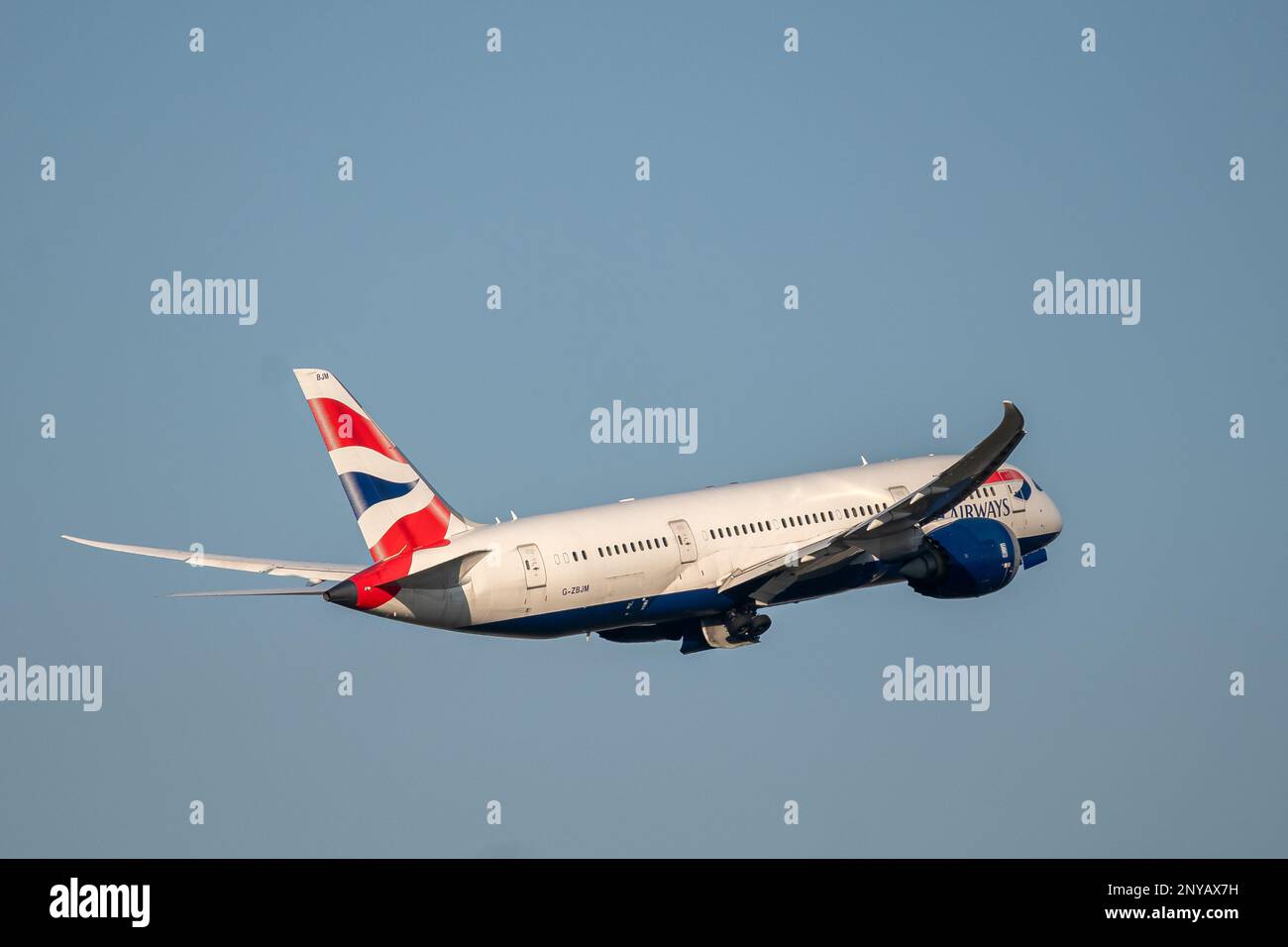 HEATHROW, LONDRA, REGNO UNITO - 13 febbraio 2021: Airbus A319-131 G-EUOE della British Airways decollo dall'aeroporto internazionale di Heathrow. Foto Stock