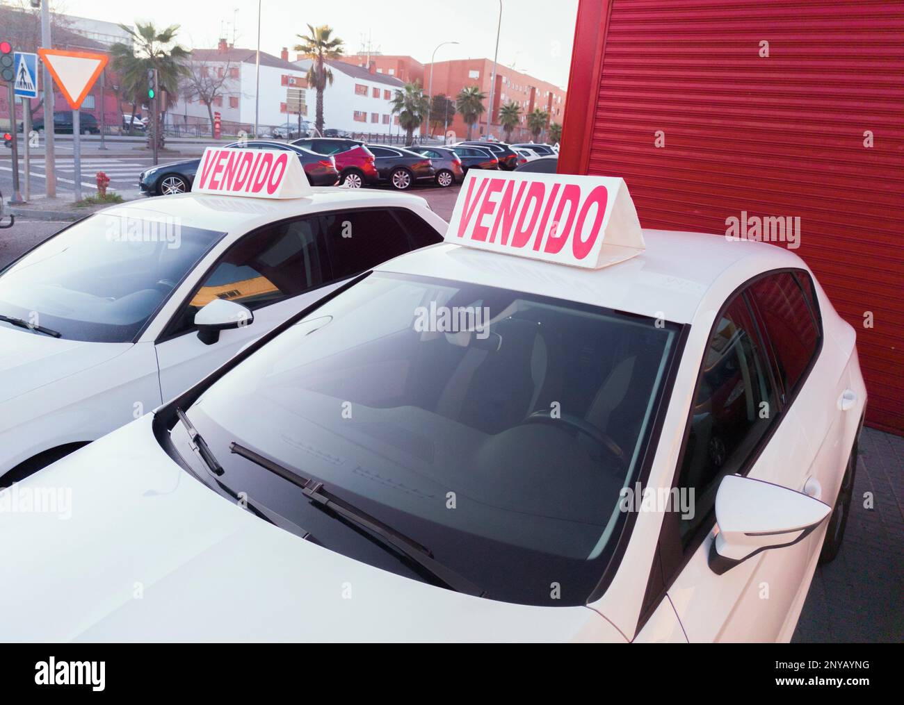 Auto di seconda mano con segno di sopra venduto. Boom nell'acquisto di auto usate in Spagna. Foto Stock