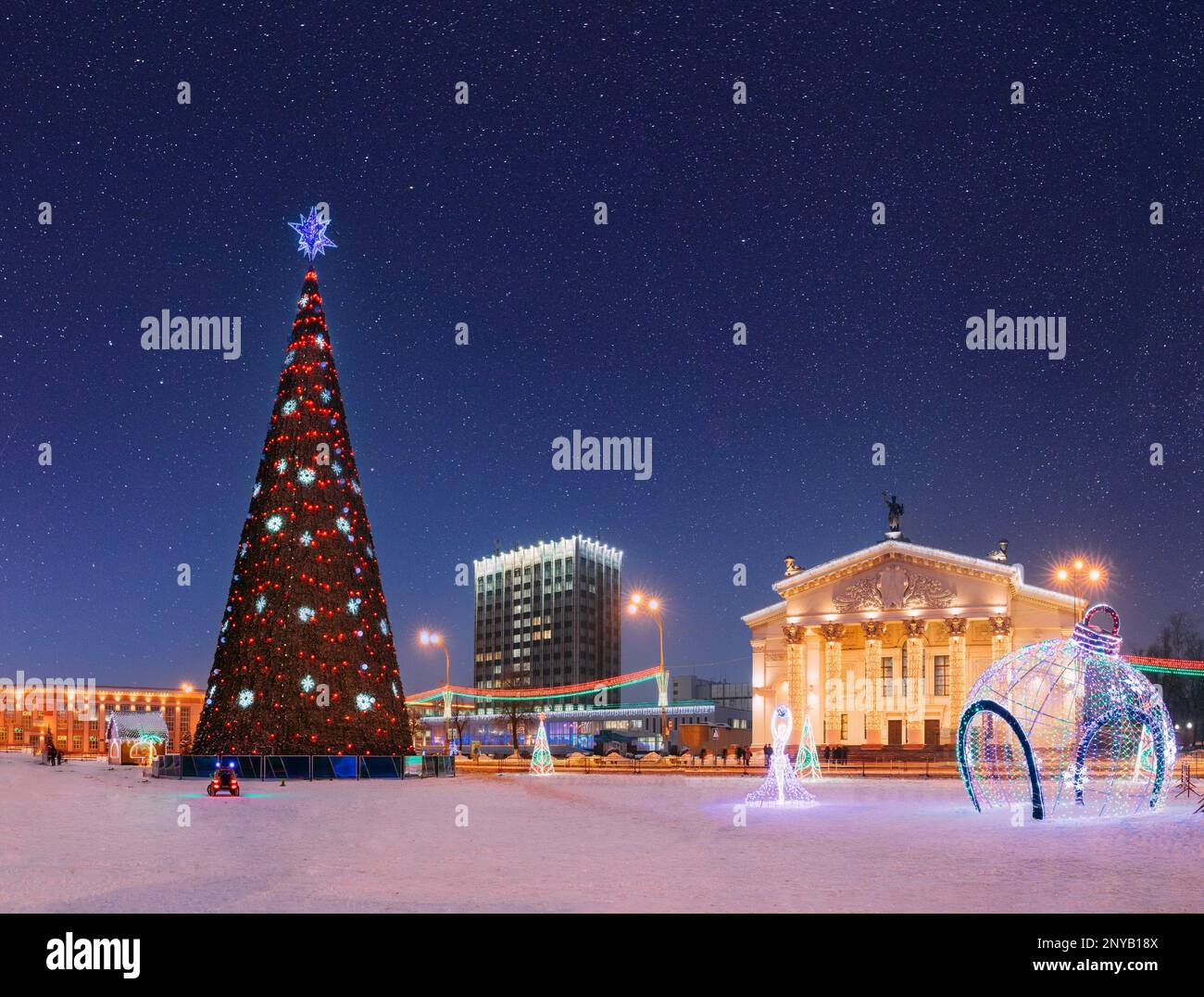 Gomel, Bielorussia. Incredibile cielo stellato luminoso sopra l'albero di Natale in Piazza Lenin e Teatro dei Drama con decorazioni per il Capodanno di Natale in serata Foto Stock