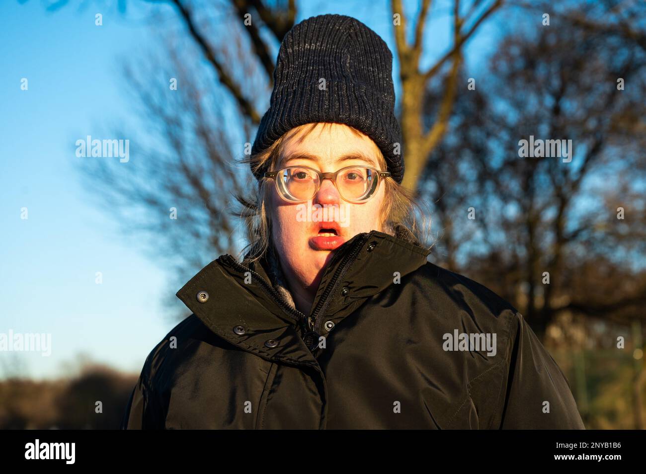 40 anni preoccupata donna bianca con la sindrome di Down, con un cappello e  una giacca invernale, Tienen, Fiandre, Belgio Foto stock - Alamy