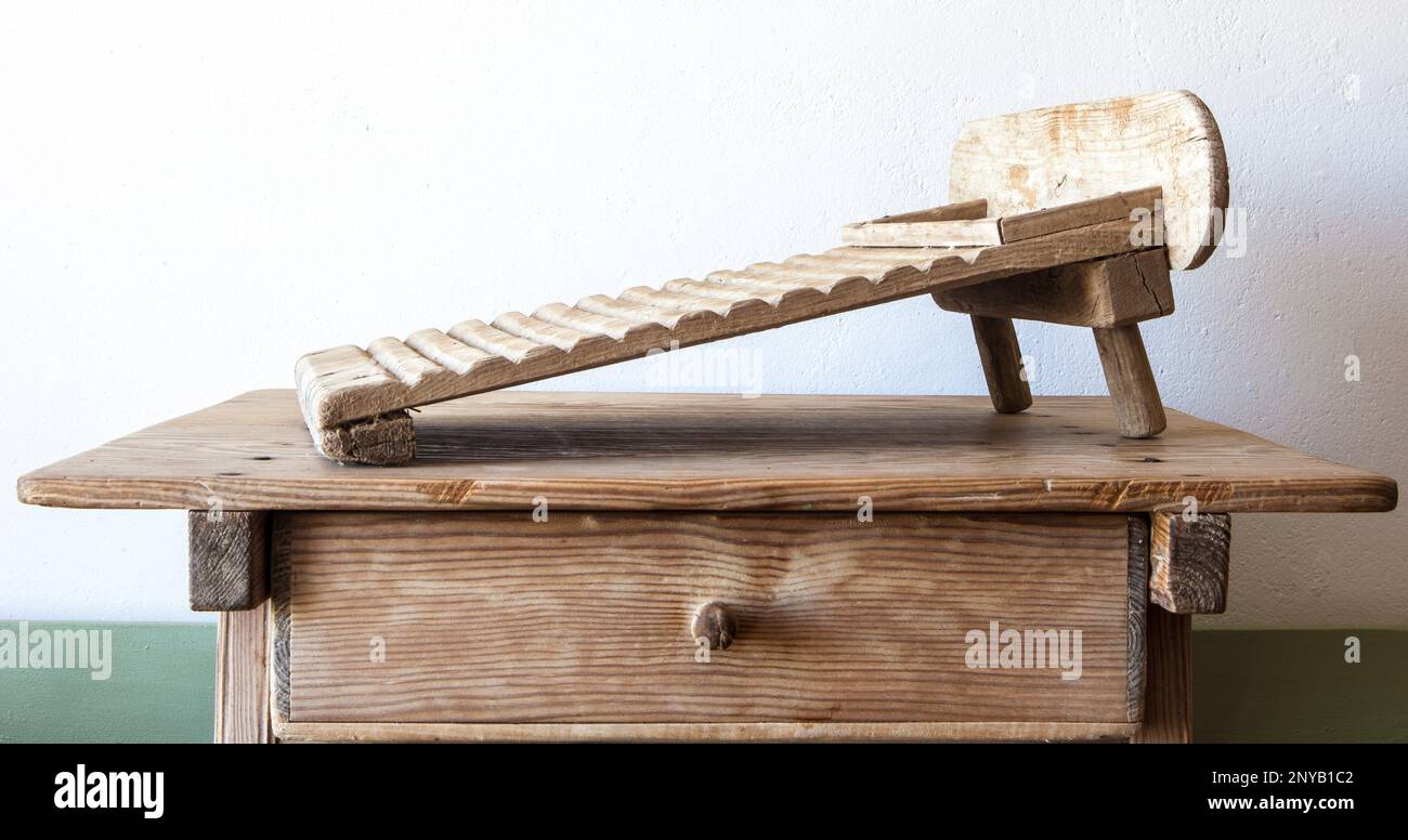 Vecchio lavabo in legno. Visualizzato su un tavolo di legno. Foto Stock