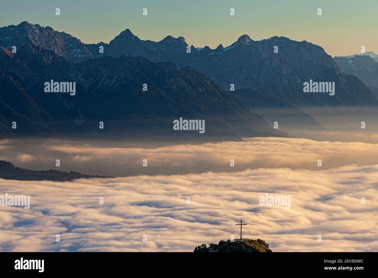 Vista da Herzogstand sui monti Karwendel, Alpi Bavaresi, Walchensee, Baviera, Alpi, Germania, Europa Foto Stock