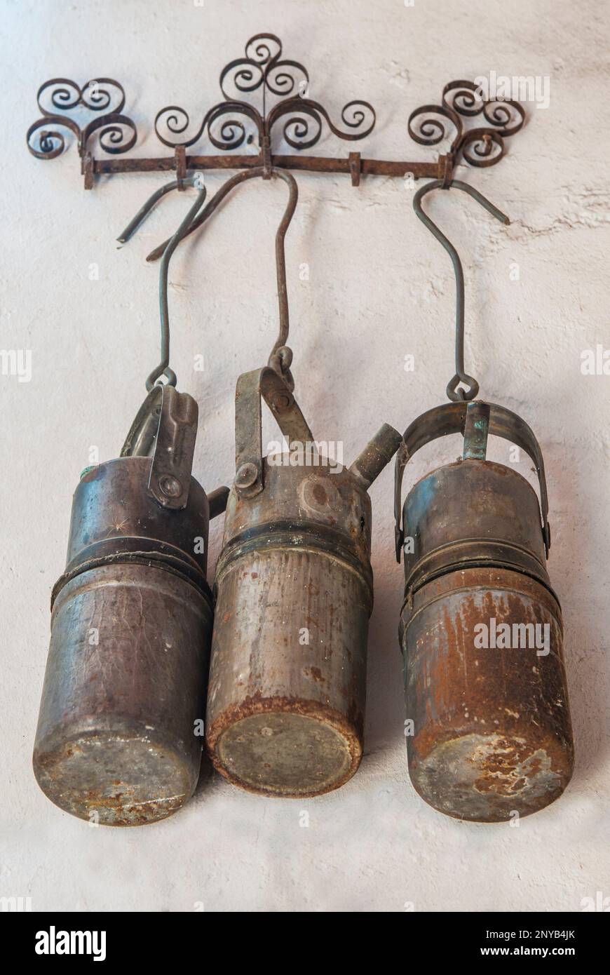 Vecchie lampade in carburo arrugginito. Lampade a gas acetilene. Foto Stock