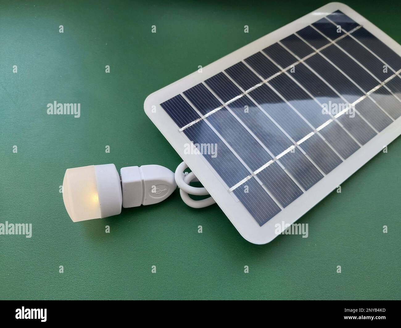 Batteria solare per caricare lo smartphone e il power bank Foto stock -  Alamy