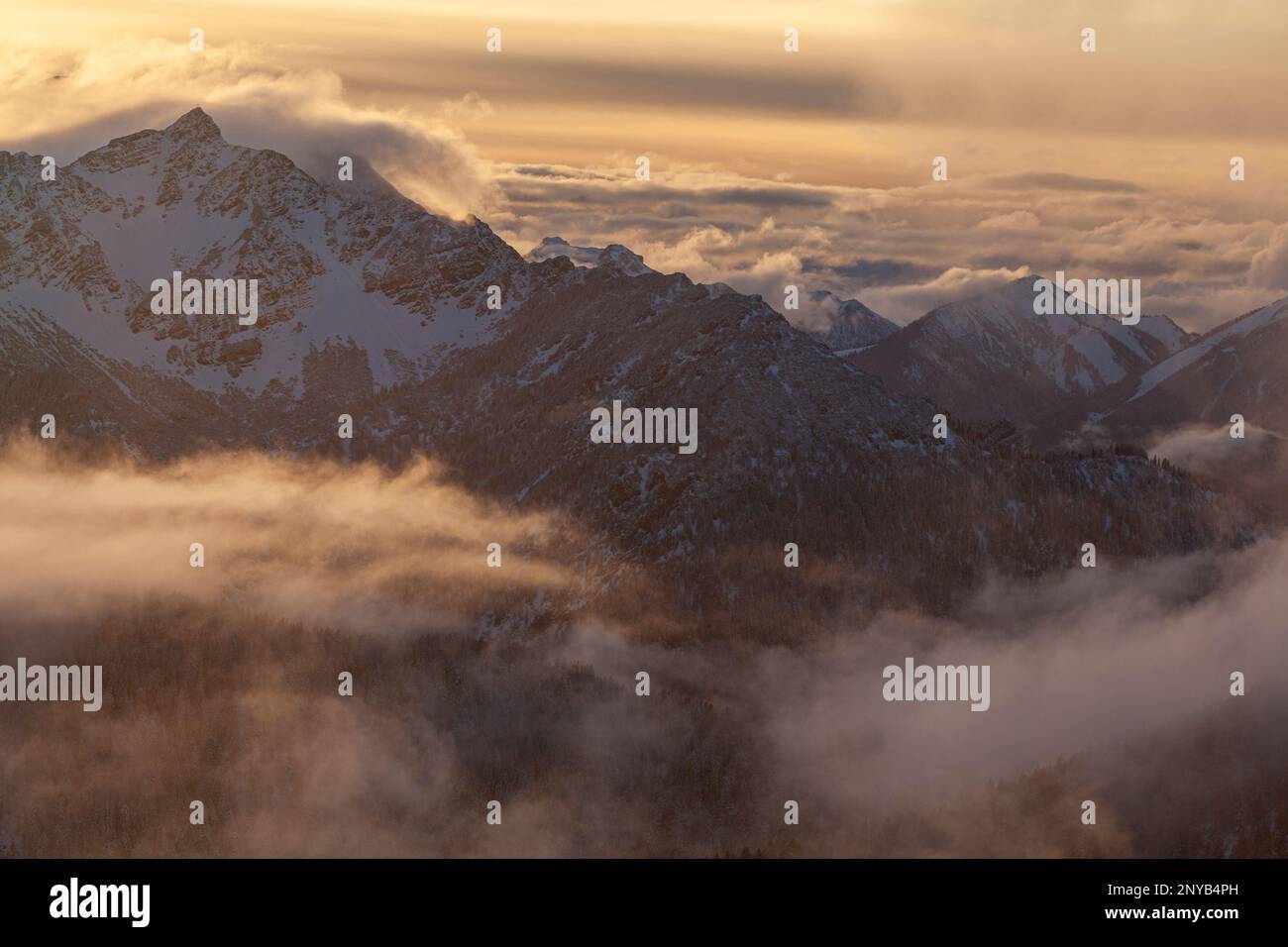 Vista da Herzogstand sulle montagne estere, Alpi Bavaresi, Walchensee, Baviera, Alpi, Germania, Europa Foto Stock