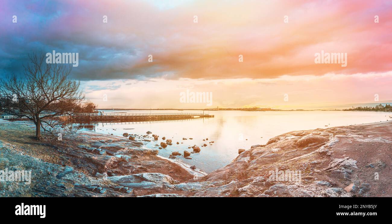 Helsinki, Finlandia. Incredibile nuvola al tramonto sopra la baia. Calma natura acqua del lago o del fiume o del mare alla sera o al mattino. Vista meditazione. Viaggi Foto Stock
