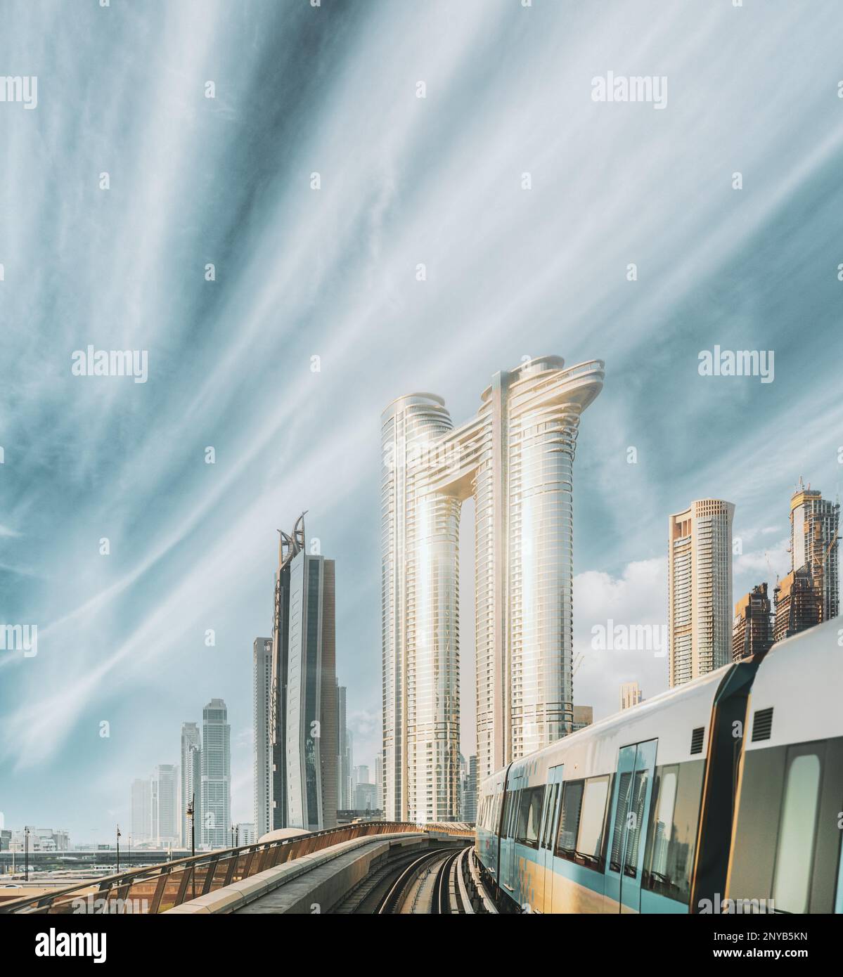 Il treno della metropolitana monorotaia scorre tra i grattacieli di vetro di Dubai. Traffico sulla strada a Dubai. Skyline della città. Sfondo urbano. Cielo alterato. OAD a. Foto Stock