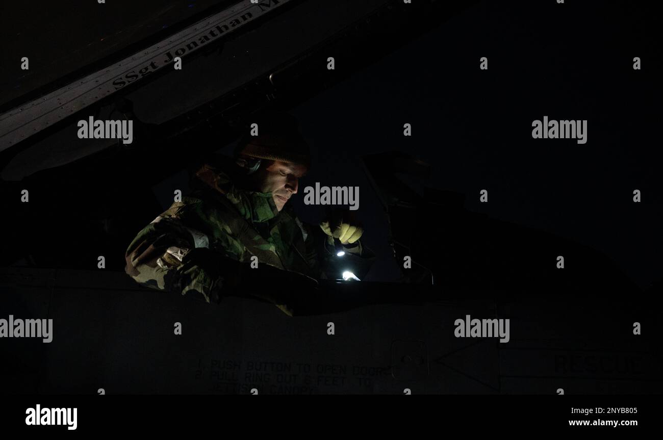 STATI UNITI Tecnologia Air Force. Dillon Caldwell, artigiano dei sistemi di carburanti per aerei, 51st manutenzione Squadron, esegue la manutenzione post-volo su un F-16 Fighting Falcon durante un evento di allenamento di routine presso la base aerea Daegu, Repubblica di Corea, 1 febbraio 2023. Osan AB conduce regolarmente eventi di formazione in cui Airmen si mobilita per le basi operative di emergenza per rafforzare la prontezza e utilizzare strategie per aumentare la letalità. Foto Stock