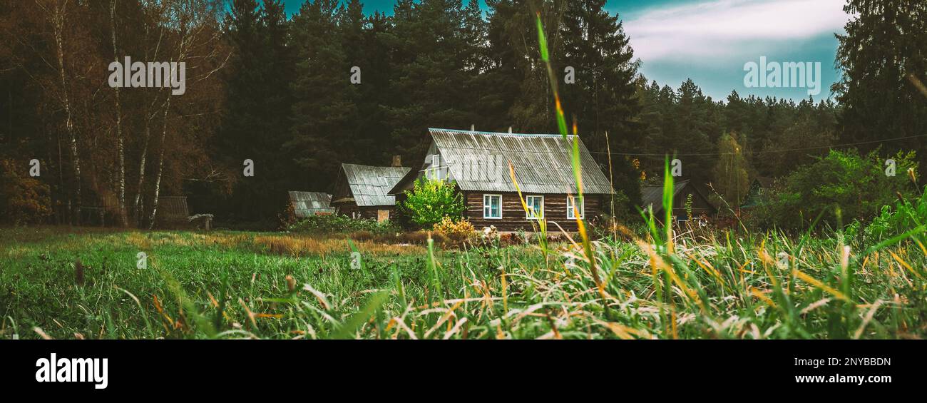 Case tradizionali in legno nel paesaggio autunnale. Case tradizionali in legno nel paesaggio autunnale. Foto Stock