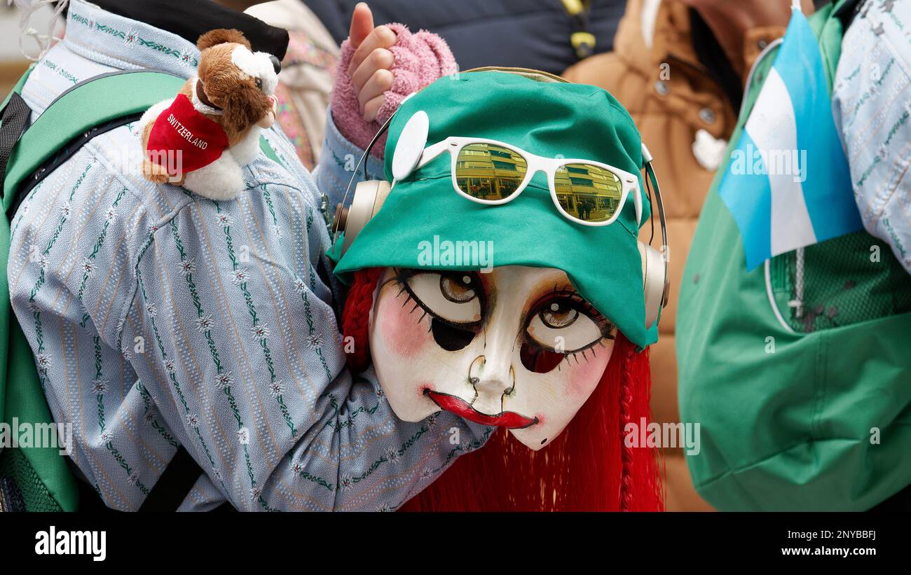 Un partecipante di carnevale indossa la sua maschera fatta artfully Foto Stock