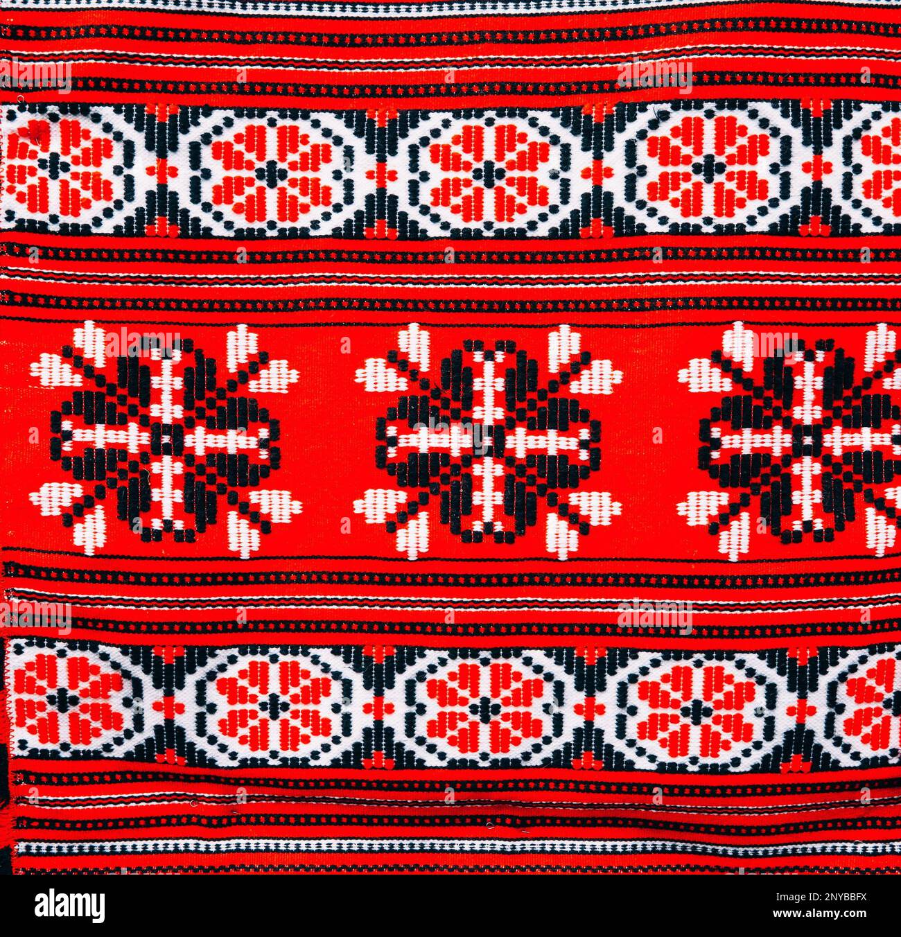 Asciugamani in lino con etnico Slavico Nazionale Folks ornamento su vestiti. Cultura slava Ricamo ornamentale a modello tradizionale. Foto Stock