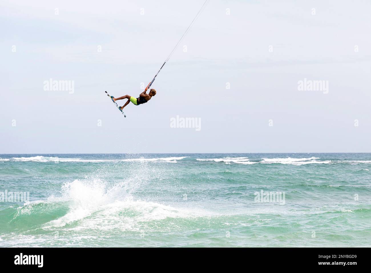 Kitesurfer in aria su un popolare punto di kitesurf vicino alla città di Santa Maria sull'isola di SAL, Cabo verde Foto Stock