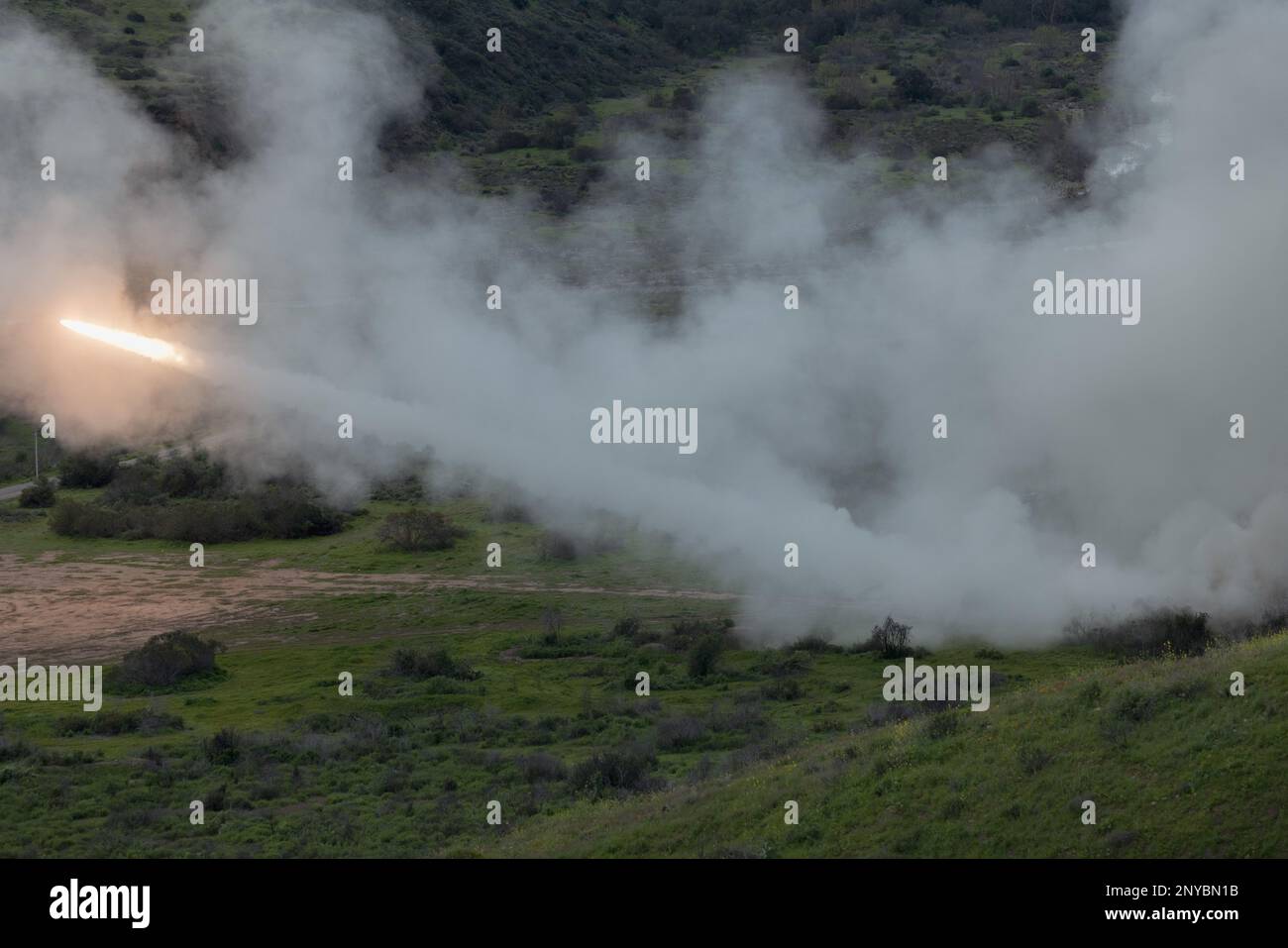 STATI UNITI Marines with Romeo Battery, 5th Battaglione, 11th Marine Regiment, 1st Marine Division, razzi di fuoco da un sistema di Rocket ad alta mobilità M142 durante l'esercizio di fuoco invernale del battaglione sulla base del corpo dei Marine Camp Pendleton, California, 3 febbraio 2023. L'esercizio è stato utilizzato per testare le capacità di comando e controllo del battaglione. Foto Stock