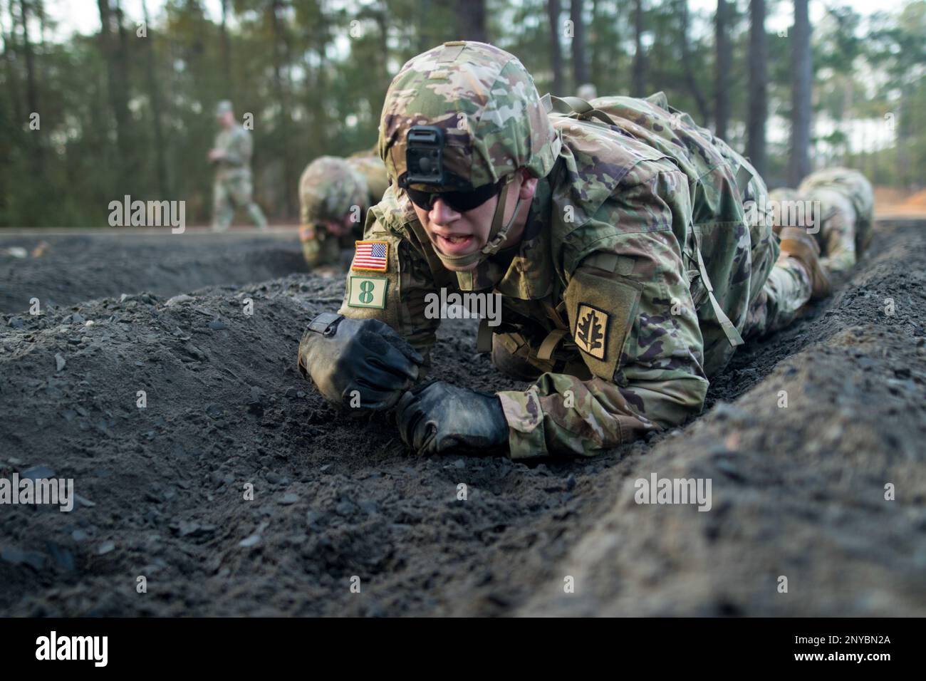 Lo SPC. Elzir Stroman, uno specialista di nutrizione con la 372nd Military Police Company, esegue l'alto crawl al corso Fit 2 Win Obstacle durante il concorso combinato Brigade Best Squad qui a Fort Jackson, South Carolina. Il comando della polizia militare del 200th selezionerà i migliori esecutori per competere presso i 2023 Stati Uniti Concorso migliore squadra della Riserva dell'esercito. Foto Stock