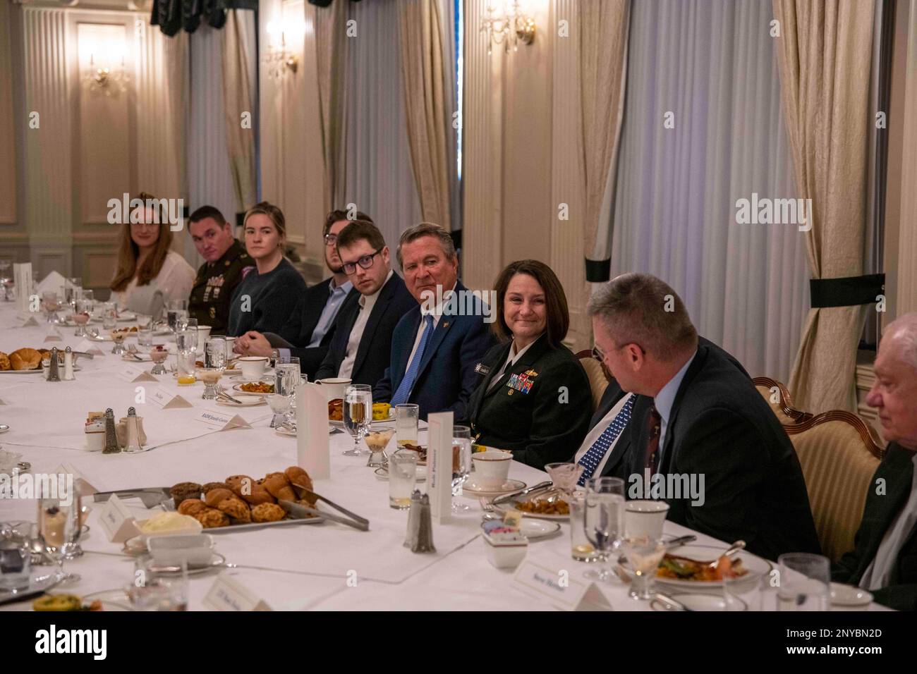 CHICAGO (1 febbraio 2023) Rear ADM. Jennifer Couture, comandante, Naval Service Training Command (NSTC) (quarto da destra), partecipa a una discussione durante un pranzo organizzato da Business Executives for National Security all'interno della sala francese dell'Union League Club, 1 febbraio. NSTC supporta la formazione per le adesioni navali per il 98% dei nuovi ufficiali della Marina e dei marinai arruolato. Questo corso include il corpo di addestramento degli ufficiali della Riserva navale (NROTC) in più di 160 college e università in tutto il paese, il comando di addestramento dell'ufficiale (OTC) a Newport, Rhode Island, il comando di addestramento del reclutamento ( Foto Stock