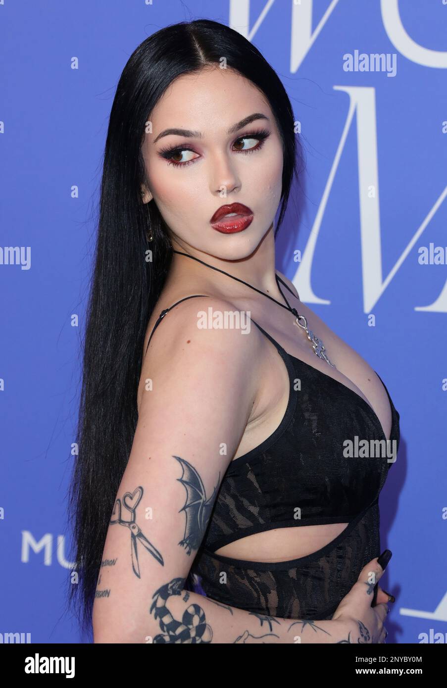 Maggie Lindemann arriva al Billboard Women in Music Awards 2023 che si tiene presso lo YouTube Theater di Inglewood, California, mercoledì 1 marzo 2023 . (Foto di Juan Pablo Rico/Sipa USA) Foto Stock