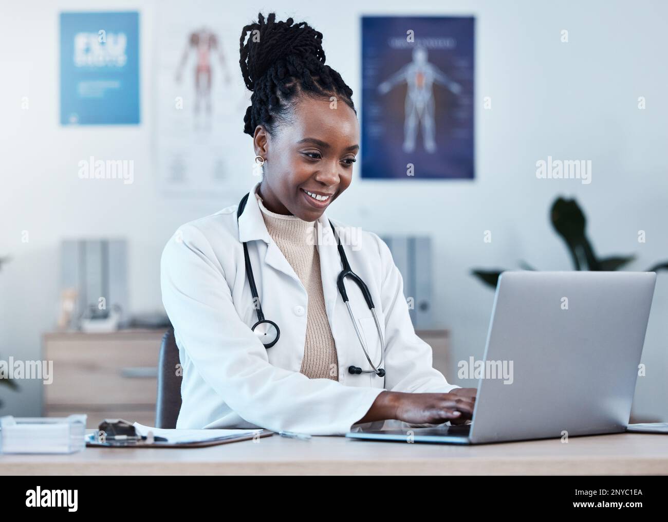 Laptop, ricerca medica e medico che scrive medicina rapporto, studio sanitario o revisione database di archivio digitale. Lettura di informazioni online, clinica ospedaliera Foto Stock