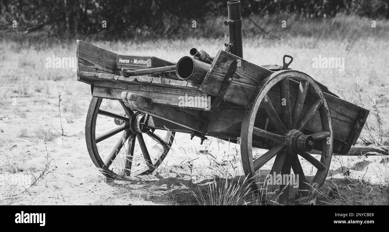 Vecchio carrello asiatico del contadino di con le munizioni Foto Stock