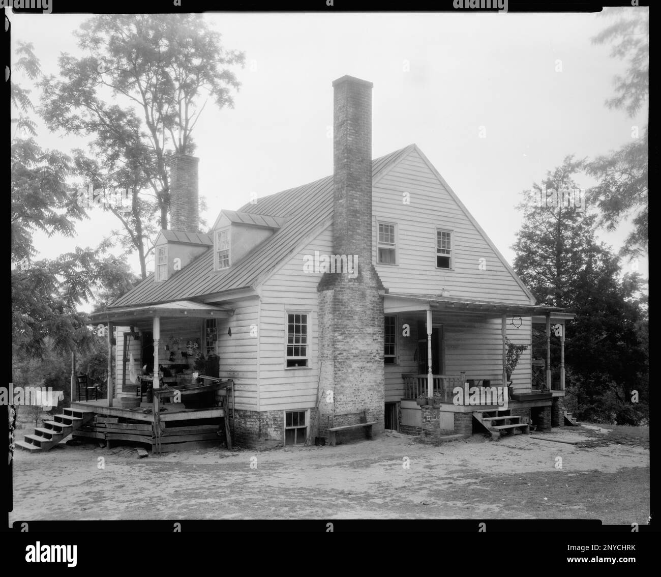 Casa di Reynolds e annessi, Fredericksburg vic., Contea di Spotsilvania, Virginia. Carnegie Survey of the Architecture of the South. Stati Uniti Virginia Spotsilvania County Fredericksburg vic, Porches, Chimneys, Farmhouses. Foto Stock