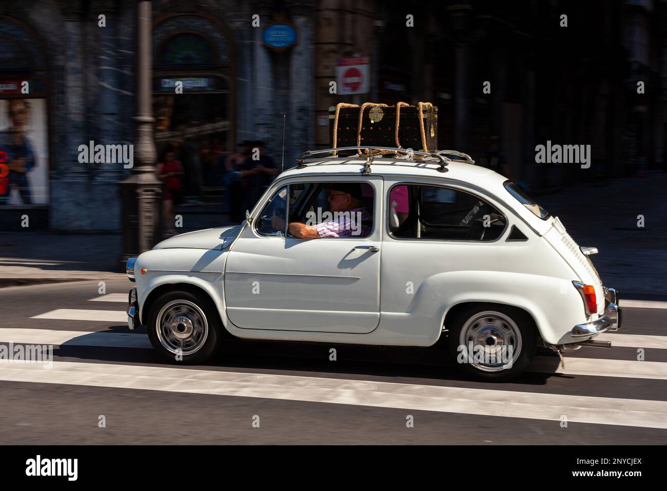Bilbao, Spagna - 02 agosto 2022: Vecchia auto bianca Fiat 600 sulla strada Foto Stock