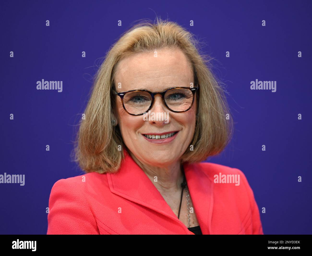 Darmstadt, Germania. 02nd Mar, 2023. Belén Garijo, presidente del comitato esecutivo di Merck KGaA, è al suo posto prima dell'inizio della conferenza stampa annuale. Il gruppo farmaceutico e tecnologico Merck, con sede a Darmstadt, ha aumentato notevolmente i propri profitti, soprattutto grazie alla buona collaborazione con i prodotti legati alla ricerca farmaceutica e alla produzione di farmaci. Credit: Arne Dedert/dpa/Alamy Live News Foto Stock